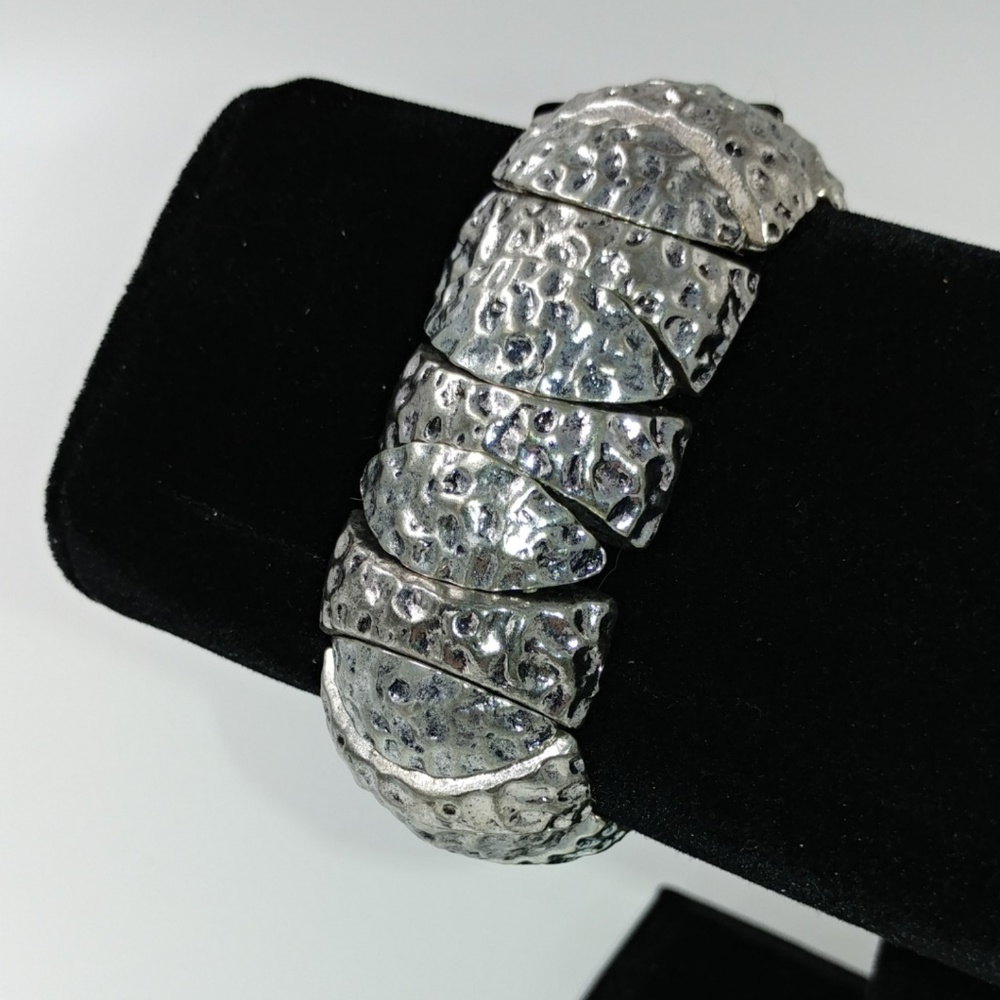 NWT Hammered Metal Puzzle Link Stretch Bracelet